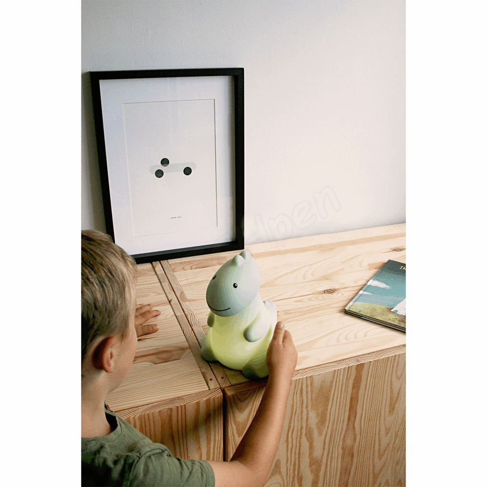ATELIER PIERRE Jeroom Dino SAGE GREEN LIGHT LED, USB recharge | H 20 x 18 x 13 cm ATP-JD-330