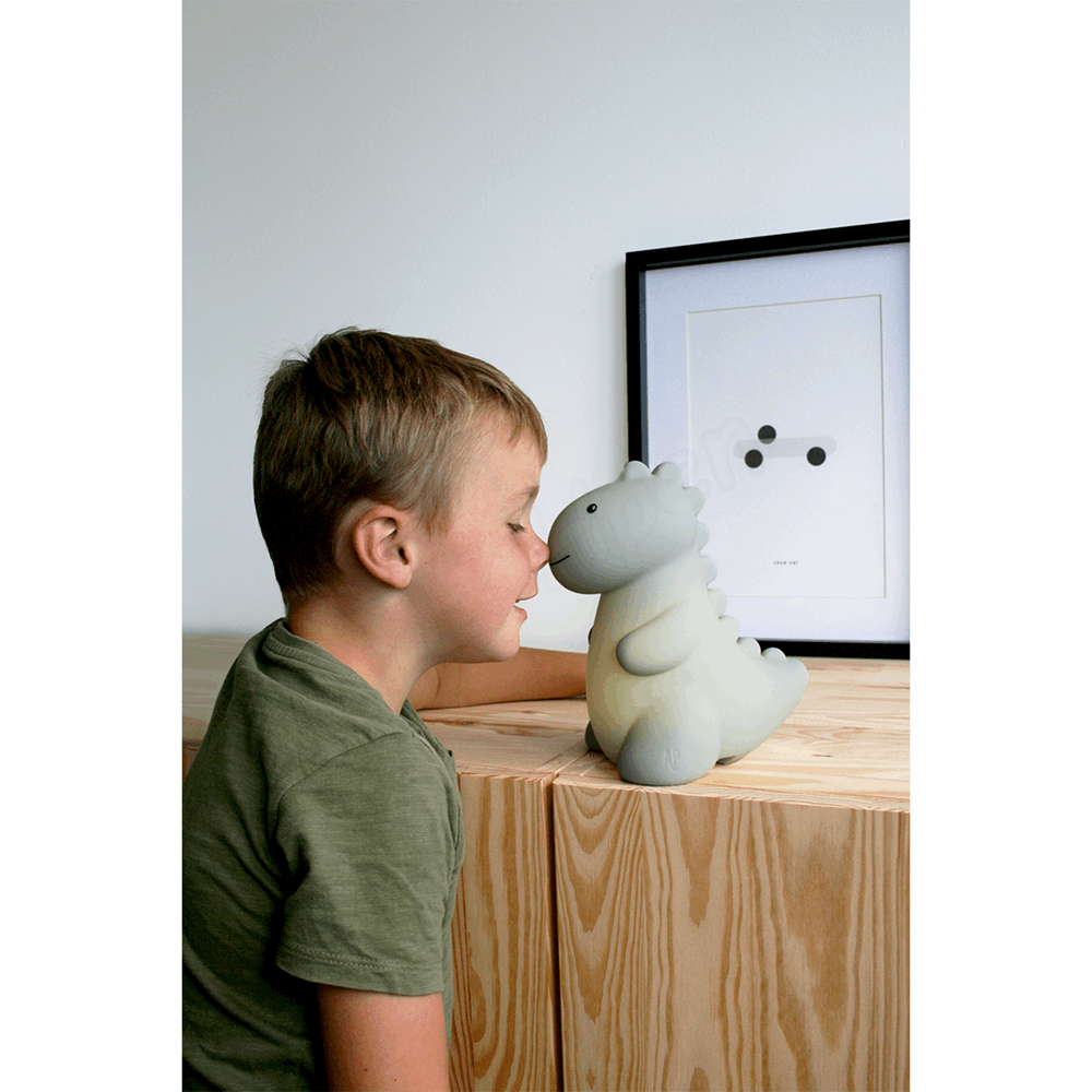 ATELIER PIERRE Jeroom Dino SAGE GREEN LIGHT LED, USB recharge | H 20 x 18 x 13 cm ATP-JD-330